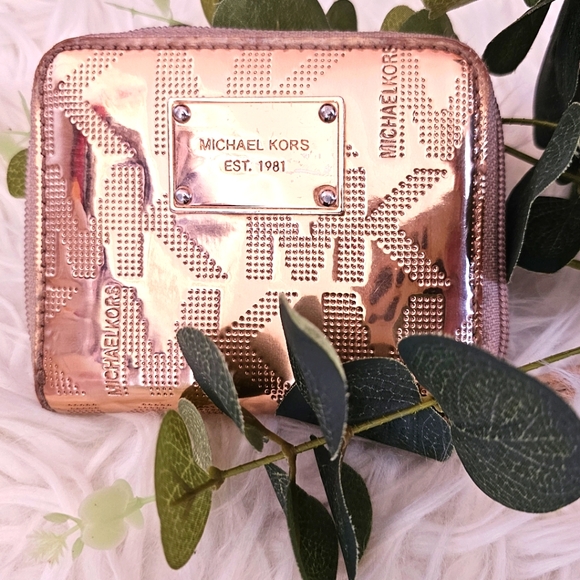 Michael Kors Handbags - Michael KORS rose gold tone wallet!,beige zipper.